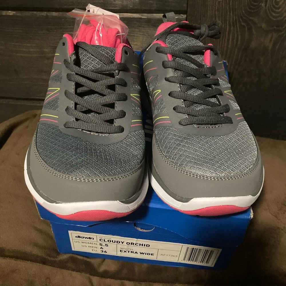Diawin bend, cloudy orchid, new in box, size 5.5 extra wide, diabetic sneakers